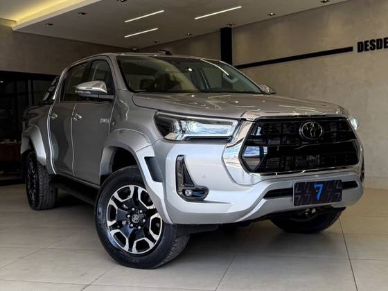 TOYOTA HILUX 2.8 D-4D TURBO DIESEL CD SRX PLUS 4X4 AUTOMÁTICO